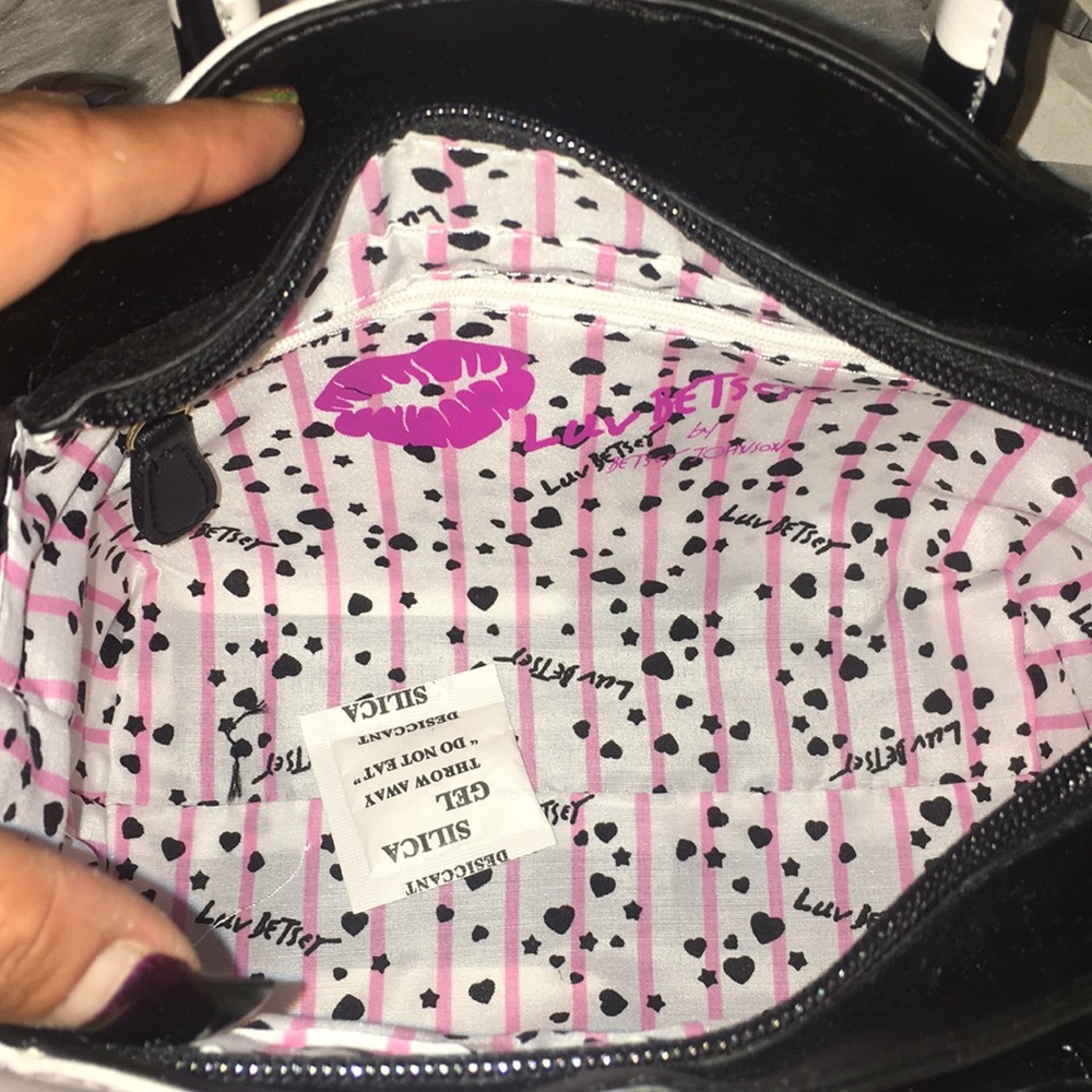 Sold on ♏️ 🌺Betsey Johnson kitty purse💕 - Picture 4 of 8